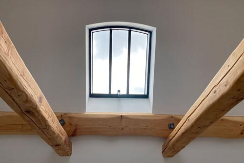 Fönster vid balkar i ett hus