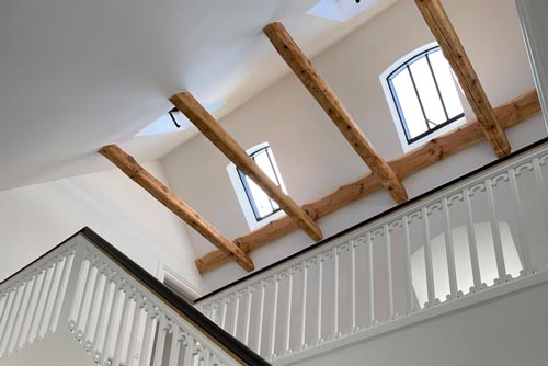 Fönster vid balkar i ett hus